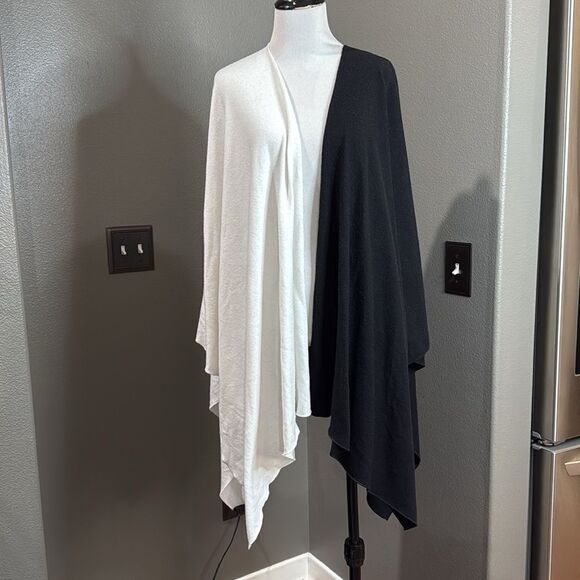 DONNI CHARM x Rachel Zoe in BOX OF STYLE Black White Wonder Cape/Shawl - Picture 1 of 8